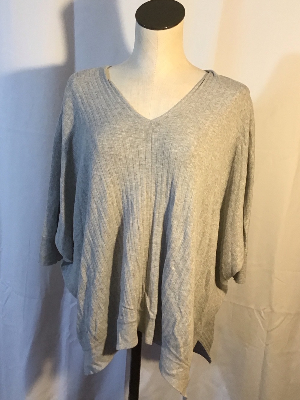 Source Unknown Gray V-Neck Short Sleeve Ribbed Knit Top